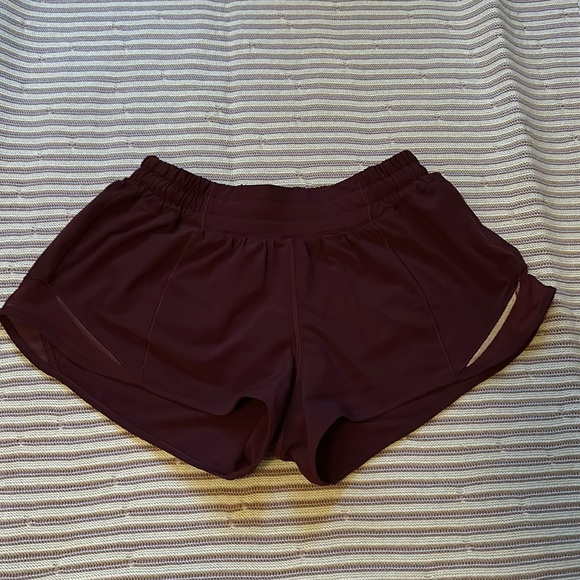 Lululemon Hotty Hot 2.5” Shorts - Picture 1 of 3